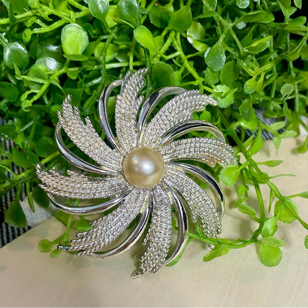 Vintage 1960's Sarah Coventry Faux Pearl Pinwheel Pin Brooch‎